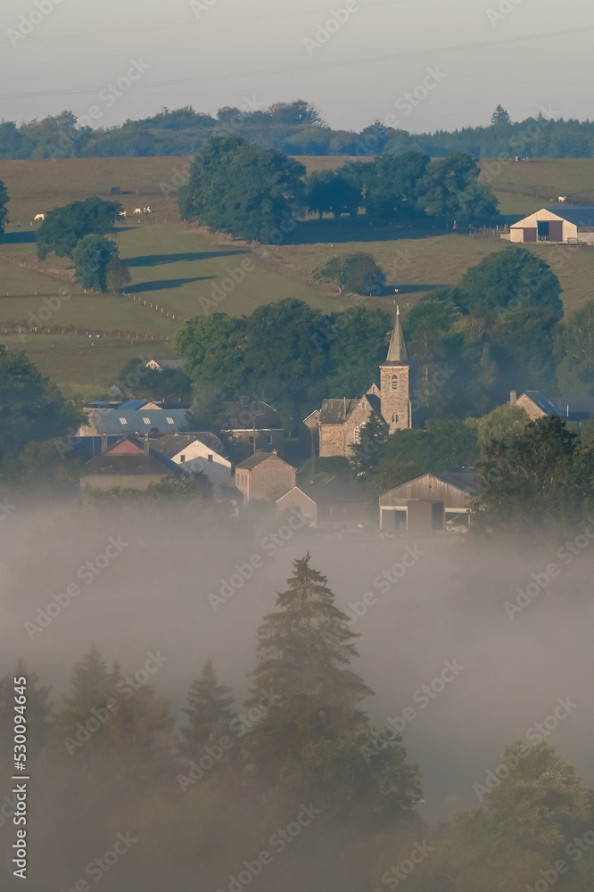 Poster belgique wallonie ardenne paysage brouillard automne vaux sur sure village losange eglise