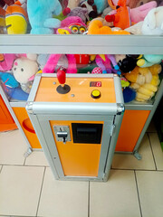 take out the toy in the slot machine