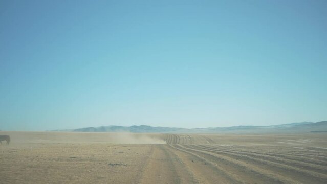 en voiture sur les routes dans le desert et steppes mongoles en hiver