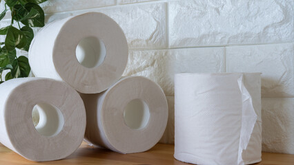 テーブルに積まれたトイレットペーパー