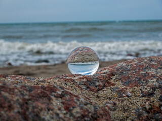 Fototapeta na wymiar Glaskugel am Meer, Spiegelung