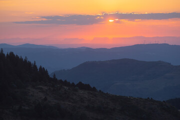 Naklejka premium lever de soleil sur les Monts d'Ardèche dans la parc naturel régional des Monts d'Ardèche en France en été