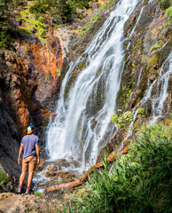 Joven montañero disfrutando de la cascada de Espigantosa, situada en el valle de Eriste, en el...