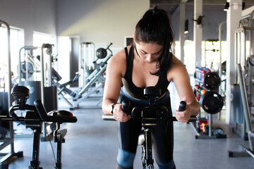 Fototapeta na wymiar Beautiful brunette working out in a gym