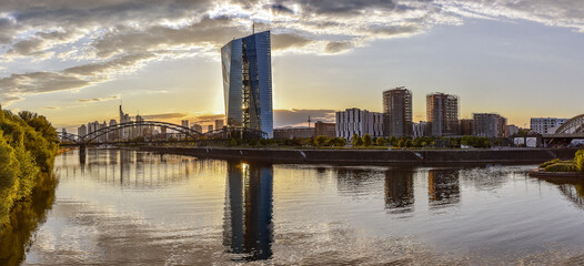 Panoramaaufnahme der Frankfurter Skyline mit Europäischer Zentralbank im Sonnenuntergang
