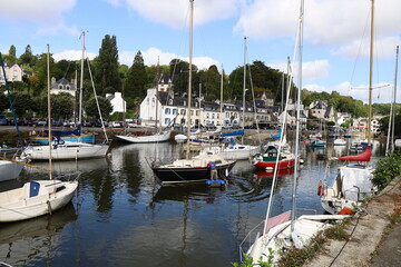 Fototapeta na wymiar Le port, port de plaisance, sur la rivière l'Aven, village de Pont Aven, département du Finistère, Bretagne, France