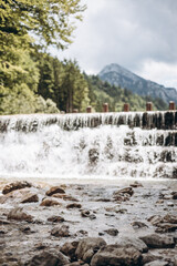 Kleiner Wasserfall als Hintergrund
