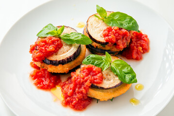 Melenzane mbuttunate, ricetta tradizionale di melanzane ripiene e condite con sugo di pomodoro, cibo italiano 