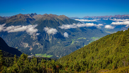Fototapeta na wymiar ein Ring aus Wolken um den Ötztaler Alpen