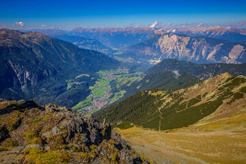 Blick ins Tal nach Oetz und Sautens und zu den Nördlichen Kalkalpen vom Wetterkreuzkogel