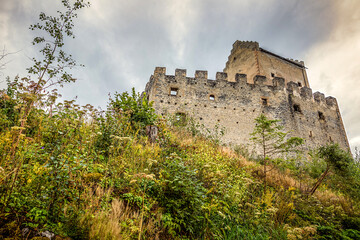 Obraz premium die Burg Kronburg im Tiroler Oberinntal