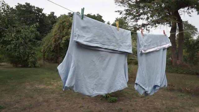 Zwei hellblaue T-Shirts an der W&auml;ascheleine