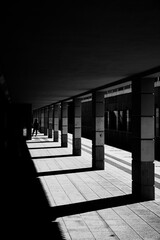 miejskie kolumny rzucające cień © ukasz