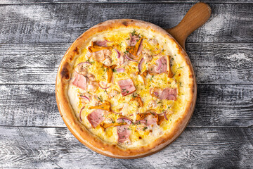 Pizza with mushrooms, pizza with chanterelles on a white wooden background © РоманЪ