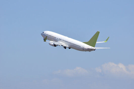 Um avi&atilde;o de grande porte decolando do aeroporto de uma cidade no Brasil