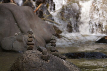 Fototapeta na wymiar rio en las piedras