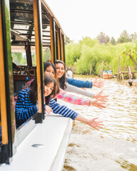 Familia disfrutanfo viaje en barco por el rio