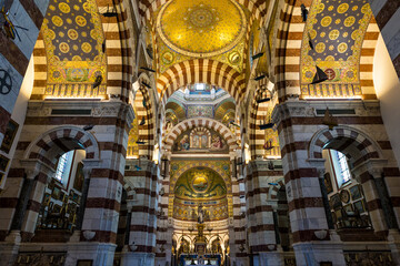 Fototapeta na wymiar Vue intérieure et décor romano-byzantin de la Basilique Notre-Dame de la Garde