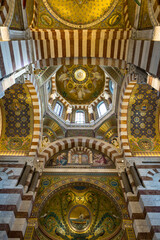 Vue intérieure et décor romano-byzantin de la Basilique Notre-Dame de la Garde