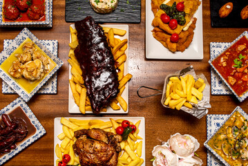 Recipes of Spanish dishes and tapas with croquettes of various flavors, charcoal chicken, cachopo, garlic chicken, wine sausages and barbecued ribs