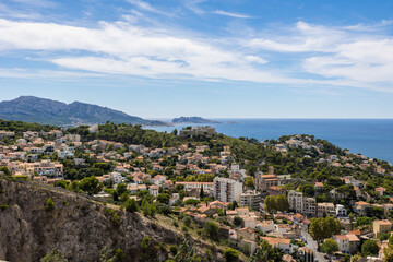 Fototapeta premium Vue sur le Quartier du Roucas-Blanc de Marseille et la mer