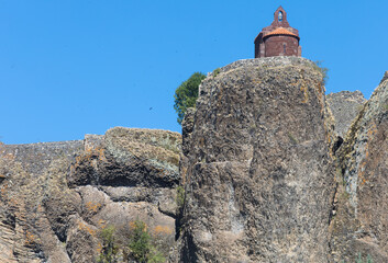 Le site d'Arlempdes en Haute Loire avec la chapelle castrale, bâtie à l'Est du rocher sur le...