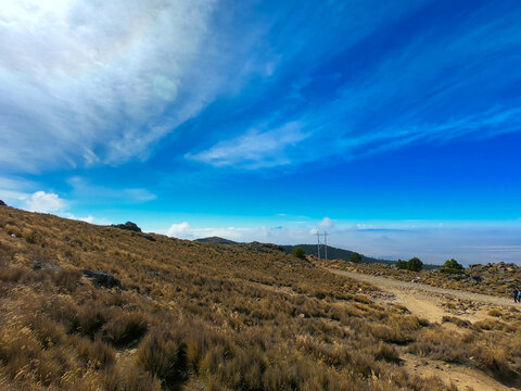 Paisaje de llanura en monta&ntilde;a y cielo az&uacute;l