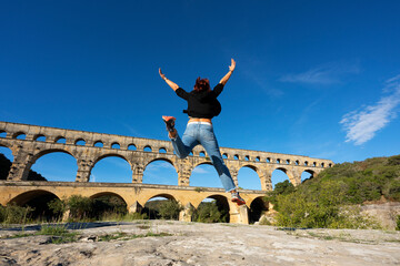 Gezicht op een vrouw die voor de Pont du Gard . springt