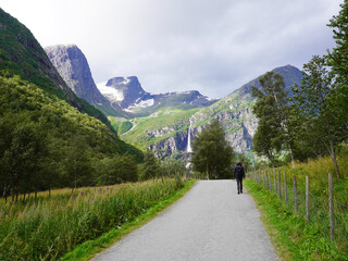 Fototapeta na wymiar Wanderung in der schönen Natur rund um den Briksdalsbreen in Norwegen