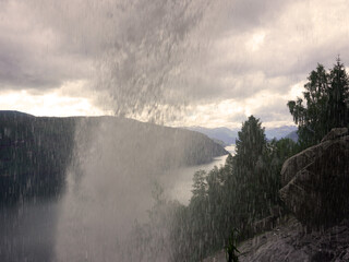 Blick durch den Wasserfall Tvinnefossen mit toller Aussicht  auf den Nordfjord in Norwegen