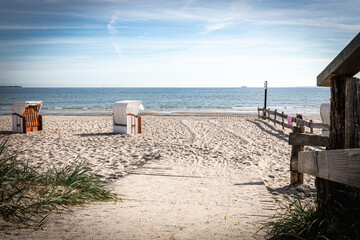 Fototapeta na wymiar wooden path leads over the dunes to the Baltic Sea beach