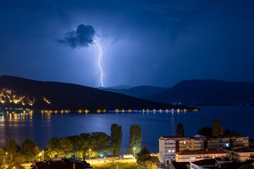 Night éclair tonnerre lights over a Greek Lake