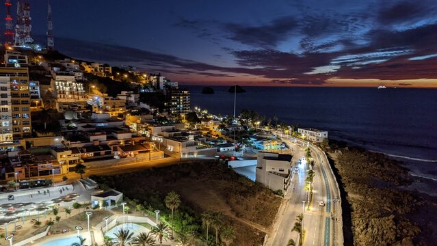 View of Malec&oacute;n of Mazatl&aacute;n at Night