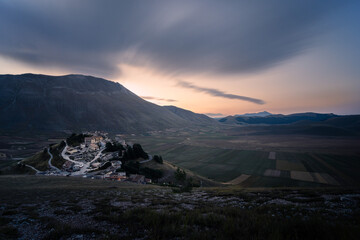 l'alba su castelluccio di norcia, ancora visibilmente ferito dal terremoto del centro italia del...