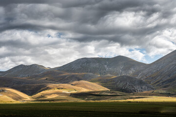 l'alba su castelluccio di norcia, ancora visibilmente ferito dal terremoto del centro italia del...