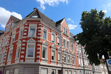 Alte Fassaden und Straßenbegrünung im sanierten Altbauviertel in Bielefeld, NRW, Deutschland:  - obrazy, fototapety, plakaty