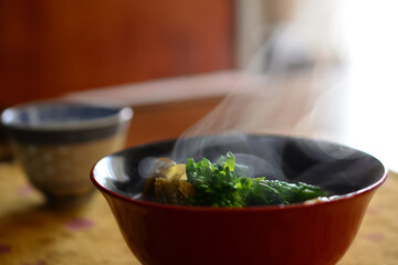 お正月に食べる日本料理の雑煮または吸い物