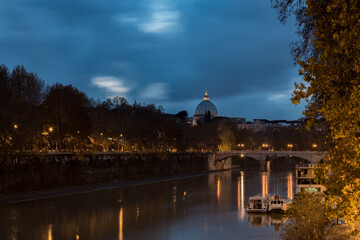 Roma riflessa su lungotevere sera, Lazio, Italia