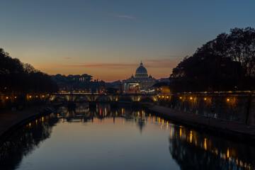 Fototapeta na wymiar Roma periodo natalizio, panoramica al tramonto sul Tevere.