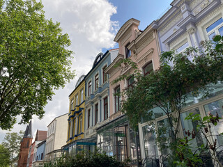 Fototapeta premium Altbaufassaden im grünen Ostertorviertel in Bremen, Altbremer Häuser 
