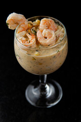 Copa llena de ceviche en fondo negro 