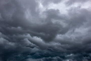 Obraz premium storm clouds over the city