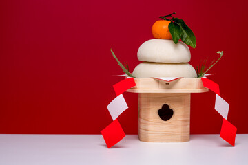 本物のお餅“鏡餅"の写真　紅白背景　三宝(台座)あり