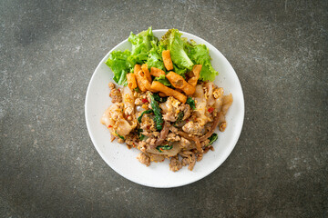 Stir-fried noodle with minced chicken and basil