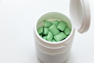 白い円筒形の容器に緑色の粒ガム
