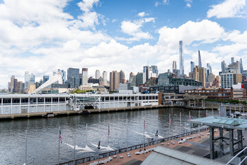 Obraz premium view of Manhattan's skyscrapers from the intrepid
