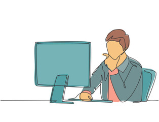 One single line drawing of young startup CEO sitting in front of computer and thinking seriously at the office. Business thinking concept continuous line draw design vector graphic illustration