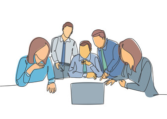 One continuous line drawing of team workers listening boss direction via teleconference on laptop at the office. Online meeting seminar concept. single line draw graphic design vector illustration