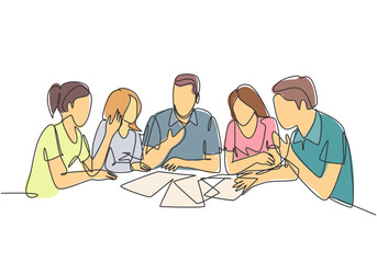 One single line drawing of young startup founders brainstorming innovation ideas in a meeting at the office. Business presentation concept continuous line draw design vector graphic illustration