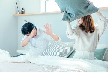 Obraz premium 寝室で喧嘩する男女 marital quarrel